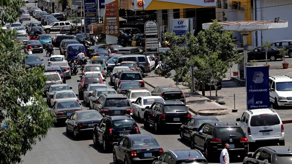يقف اللبنانيون في طوابير طويلة حتى يحصلوا على الوقود في خضم وضع اقتصادي على شفا الانهيار