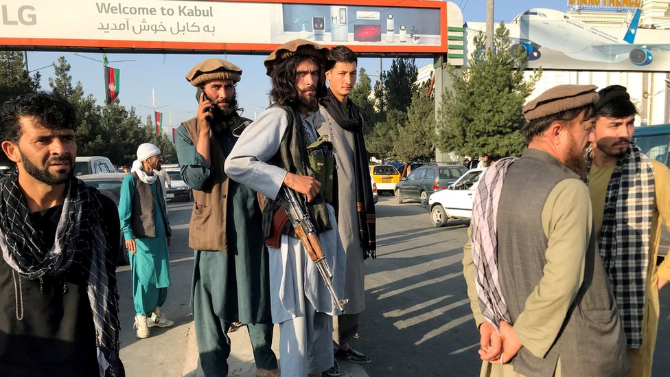 Militantes talibanes a las afueras del aeropuerto de Kabul este lunes.