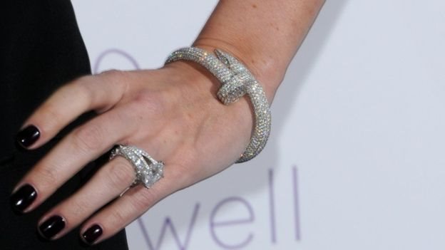 Gelang Cartier senilai £80.000 dilaporkan dicuri.