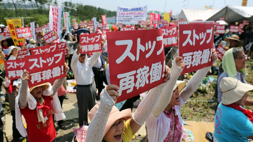 Протестующие у завода в Сендае. 10 августа 2015 г.