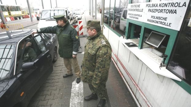 На границе будут спрашивать цель поездки и просить показать некоторые документы