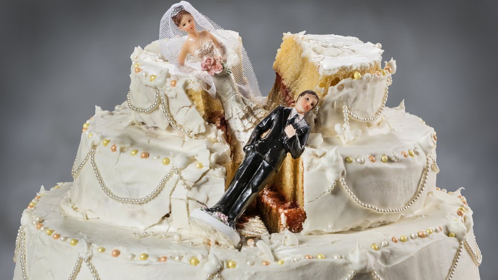 Свадебный торт с разрезом посередине