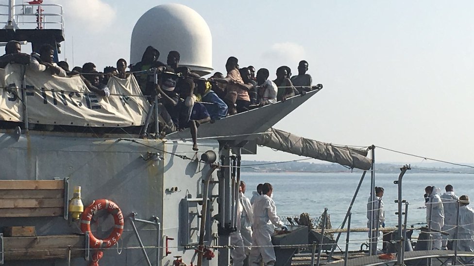 Сотни мигрантов прибывают в Поццалло на Сицилии на военном корабле