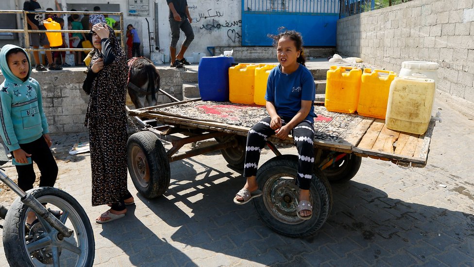 加沙汗尤尼斯一位女孩坐在驢車上等待打水（12/10/2023）