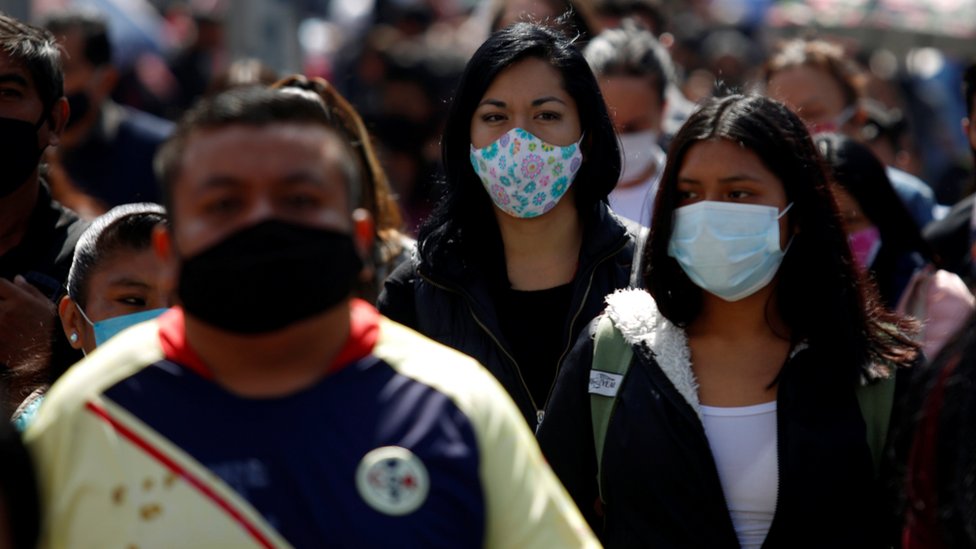 Люди носят маски в Мехико