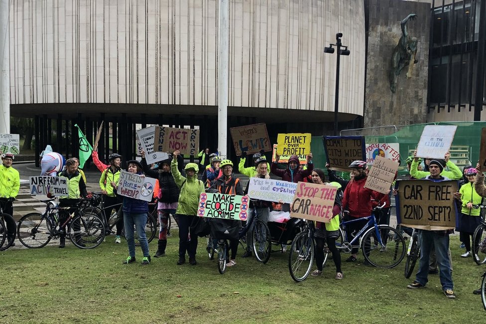 Протестующие от Extinction Rebellion собираются возле Общественного центра Ньюкасла