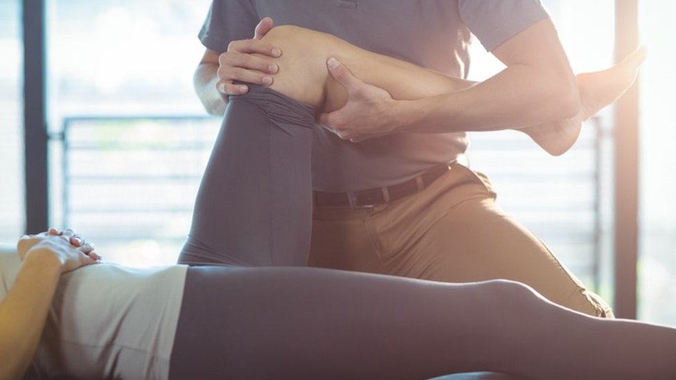 El biovidrio podría ser la solución para reparar cartílagos dañados en la rodilla. Un fisioterapeuta tratado la pieran y rodilla de una persona