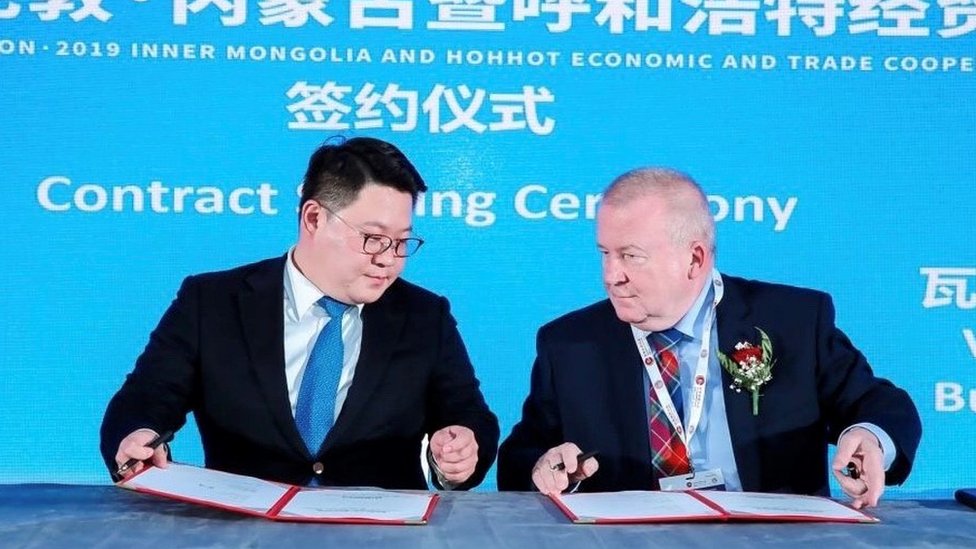 Заместитель председателя MengTai Group Ао Бо подписывает контракт с Дэвидом Валентайном в Лондоне