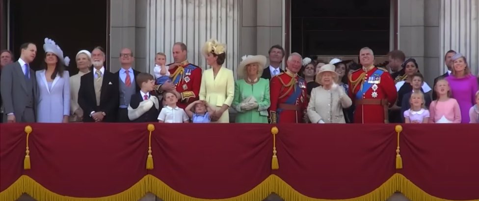 La familia real en el balcón del palacio de Buckingham.