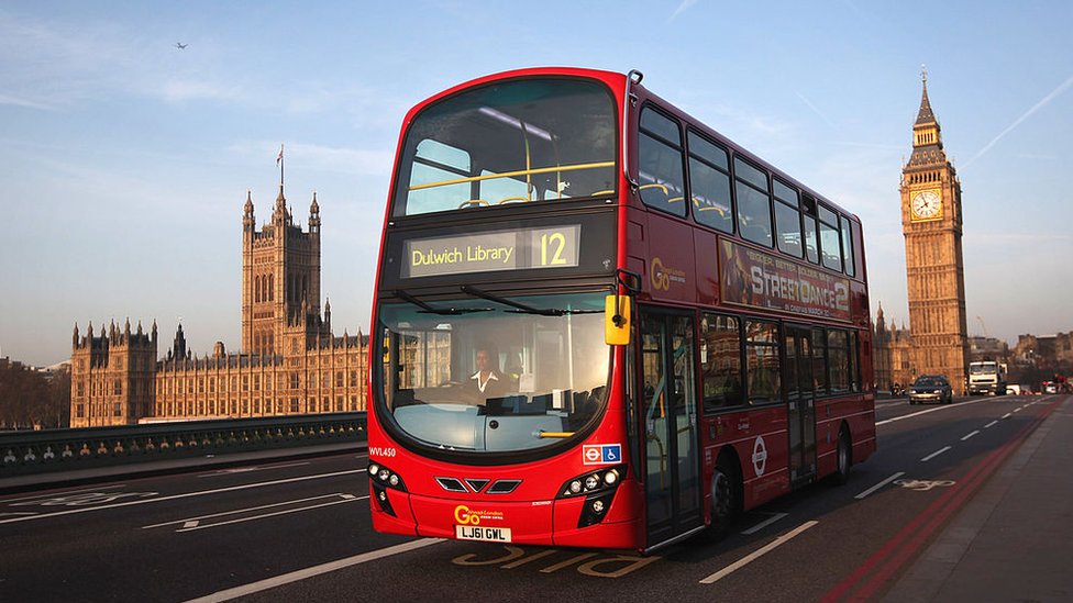 Londres sigue siendo la ciudad europea elegida por los millonarios, aunque cada vez menos... Bus con el Parlamento y el Big Ben de fondo.