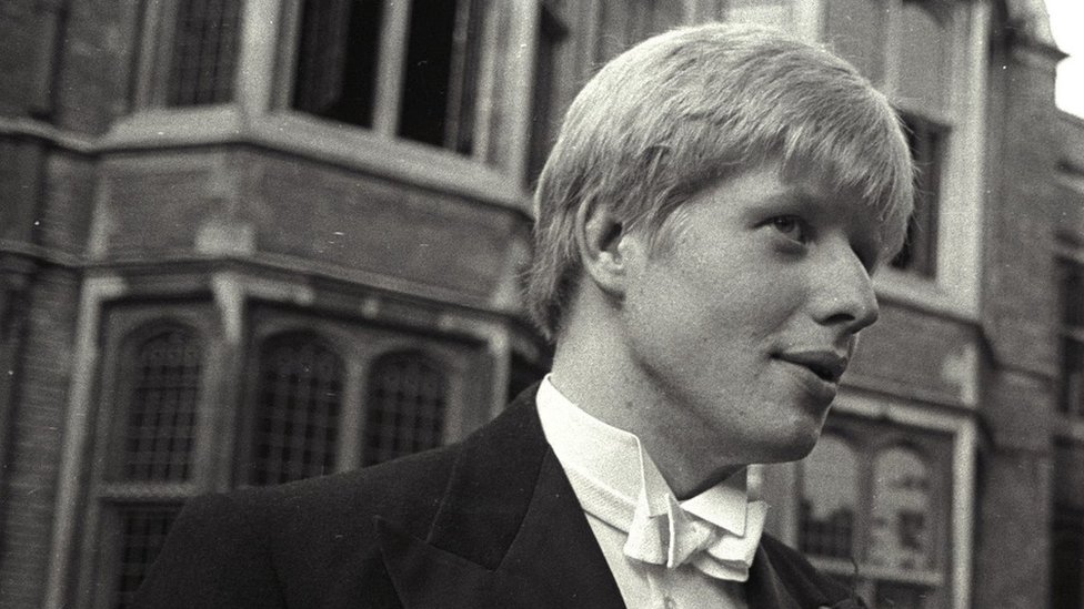 El presidente de la sociedad Oxford Union, Boris Johnson, es visto antes de un discurso de la ministra griega de cultura, Melina Mercouri, sobre el tema de los mármoles de Elgin en la Universidad de Oxford, Gran Bretaña, el 12 de junio de 1986.