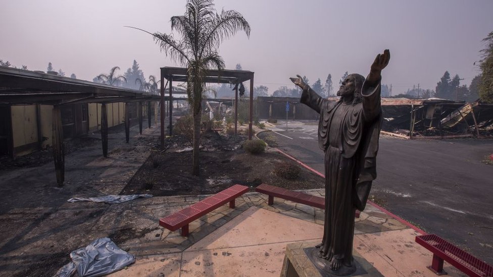 Los incendios asociados a los vientos del Diablo destruyeron algunas iglesias en California. Los incendios asociados a los vientos del Diablo destruyeron algunas iglesias en California.