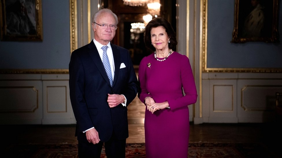 Шведский король Карл Густав и королева Сильвия позируют в Королевском замке в Стокгольме, Швеция, 3 декабря 2020 года