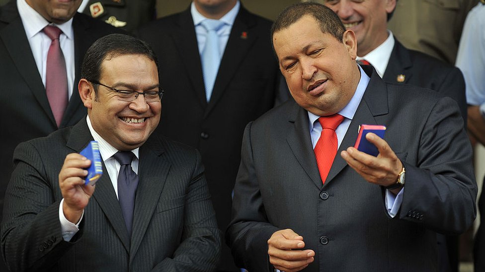 Otárola pos sonriente junto al entonces presidente venezolano, Hugo Chávez, en una foto de su época como ministro de Humala.