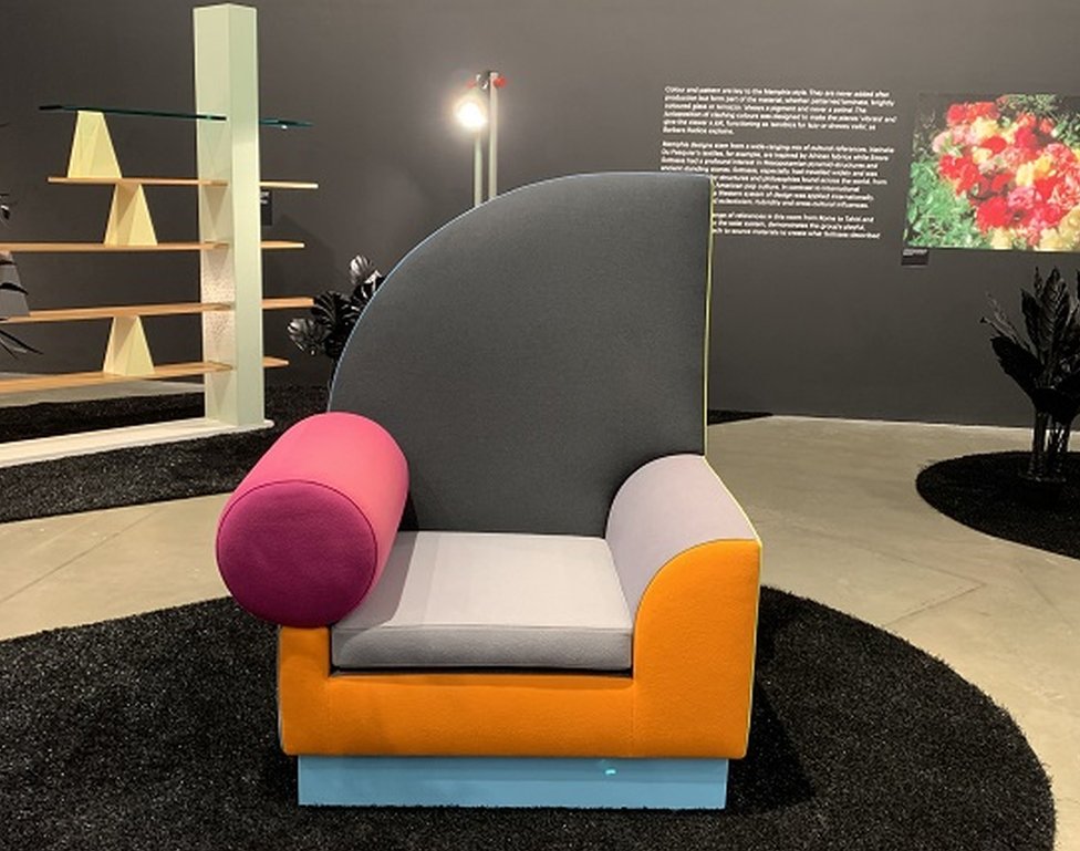 Кресло "Bel Air" Питера Шира (1982) воплощает стиль Мемфиса с его асимметричной формой и контрастными цветами