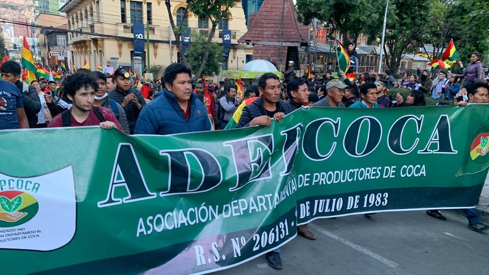 Distanciados de Morales, miembros de la Asociación Departamental de Productores de Coca salieron a marchar en contra de su gobierno.
