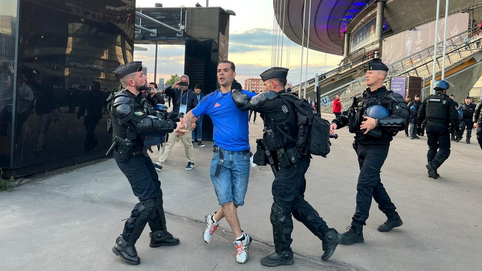Policía francesa aprehende a un ciudadano.