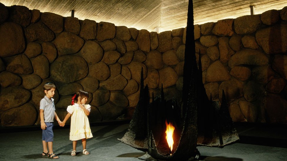 Дети наблюдают за Вечным огнем у Мемориала Холокоста Яд Вашем в Иерусалиме (фото из архива)