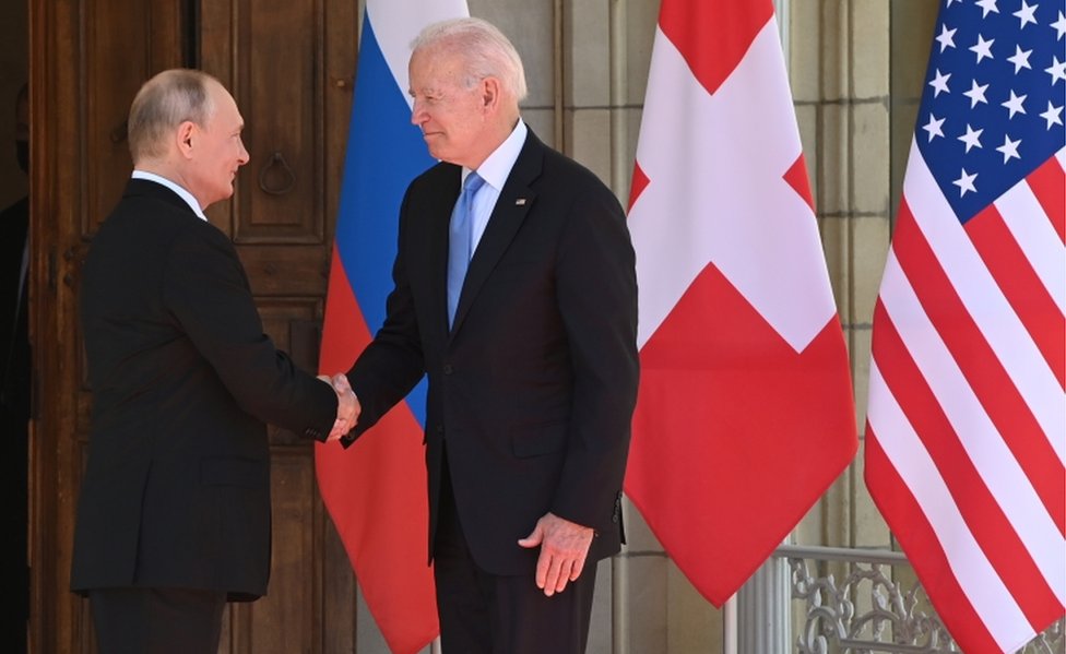 فلاديمير بوتين وجو بايدن يتصافحان قبيل بدء القمة الأمريكية-الروسية في جنيف، سويسرا، 16 يونيو/حزيران 2021