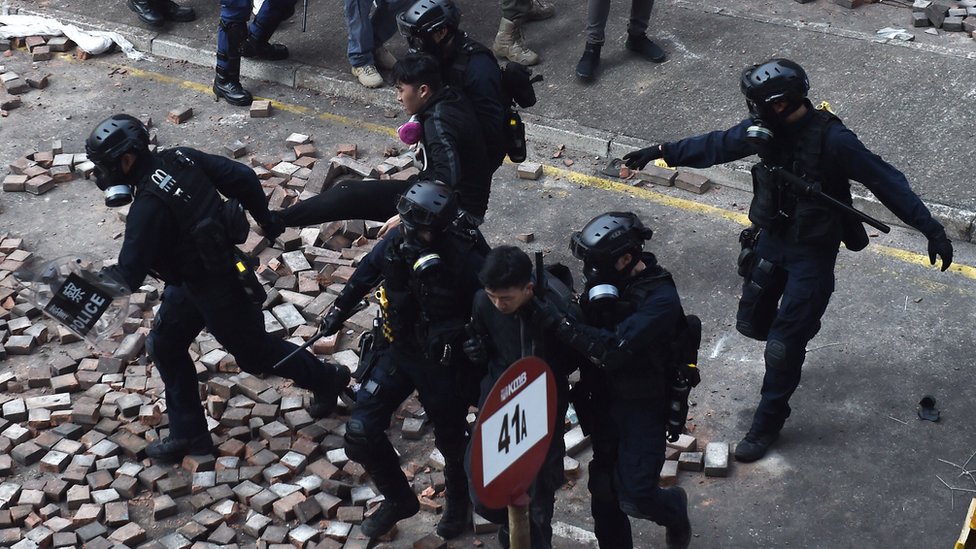香港警方大多以涉嫌暴動、非法集結等罪名拘捕示威者。