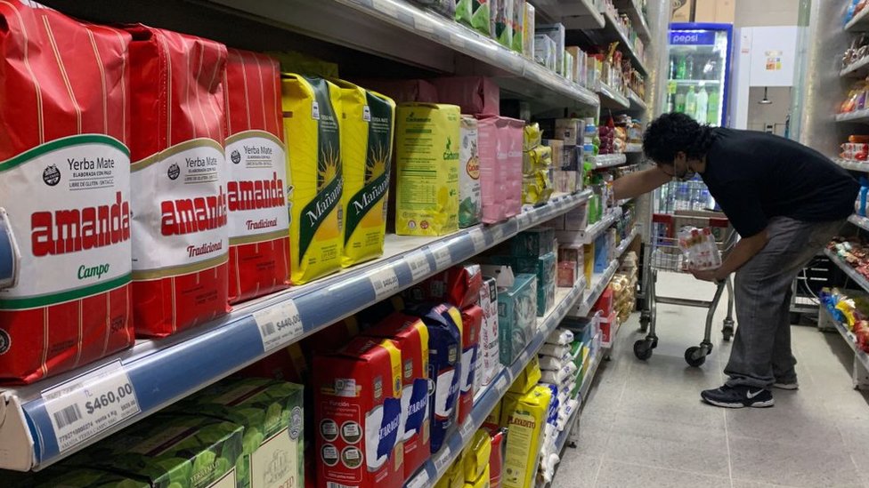 Un hombre compra mate en un supermercado de Argentina