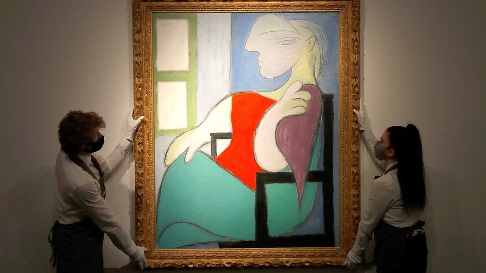لوحة امرأة جالسة قرب نافذة
