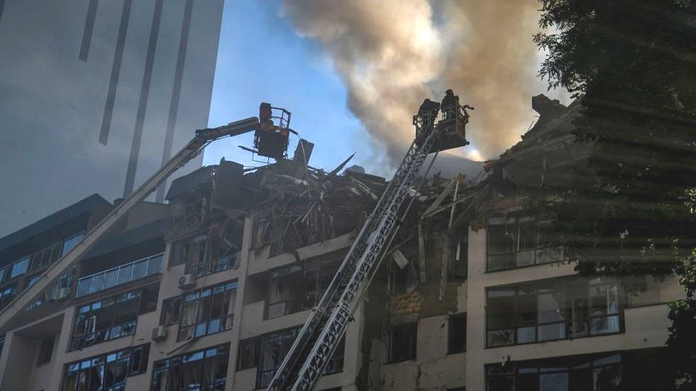 رجال الإطفاء يحاولون السيطرة على حريق في مبنى سكني متحطم في كييف
