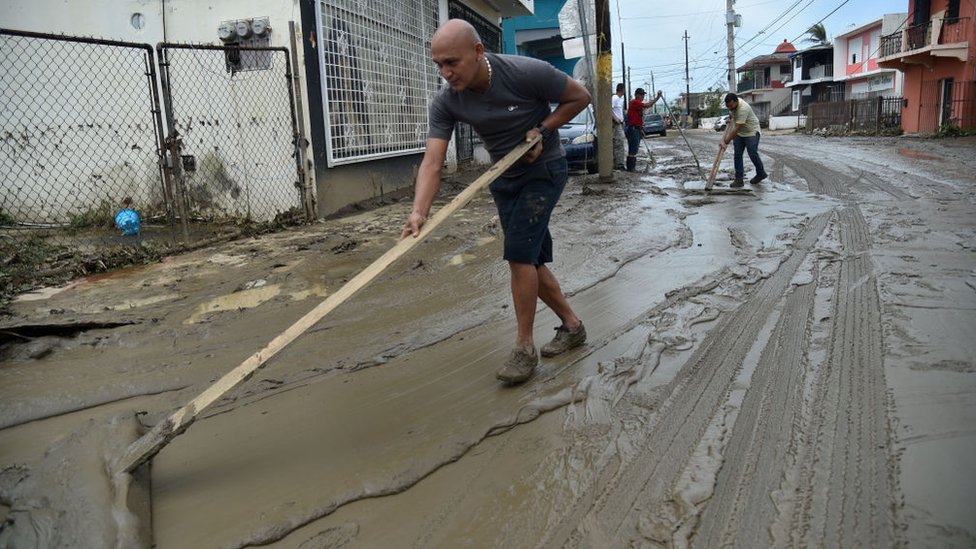 Involucrar a la comunidad en las labores de limpieza tien sus ventajas. Limpiando calles en Puerto Rico.