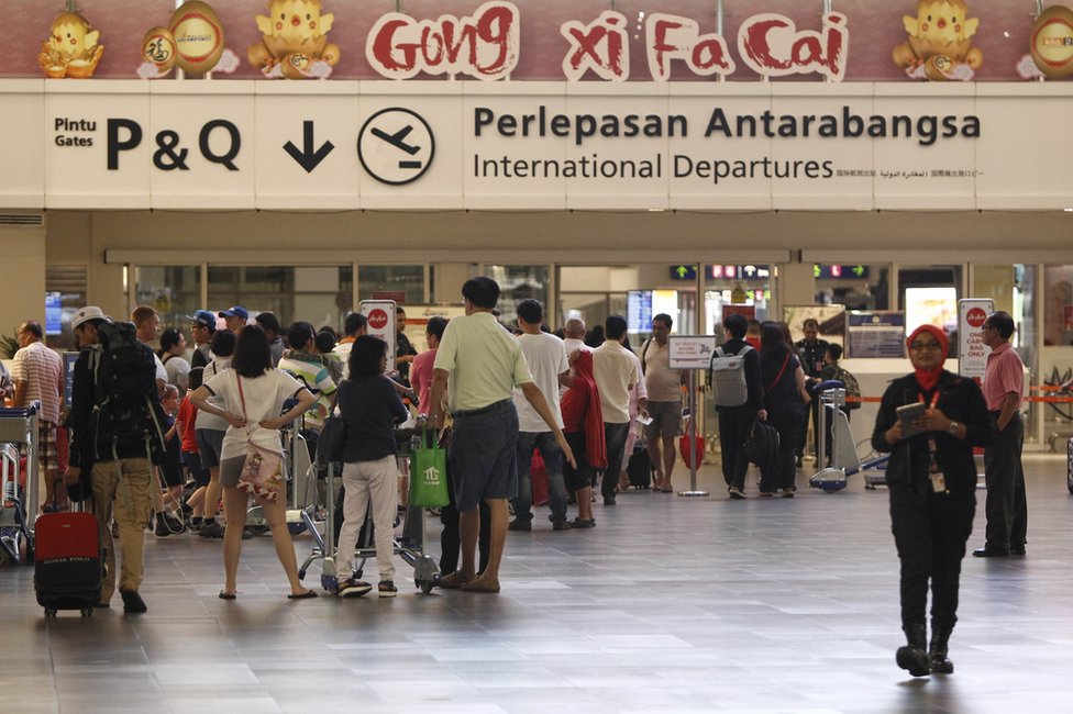 Пассажиры выстраиваются в очередь на проверку безопасности во 2-м международном аэропорту Куала-Лумпура в Сепанге , Малайзия, 14 февраля