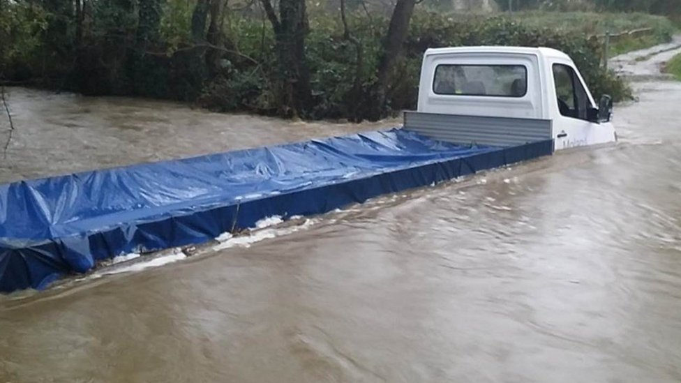 Водитель фургона был спасен из своего автомобиля в Сент-Клирс в Кармартеншире