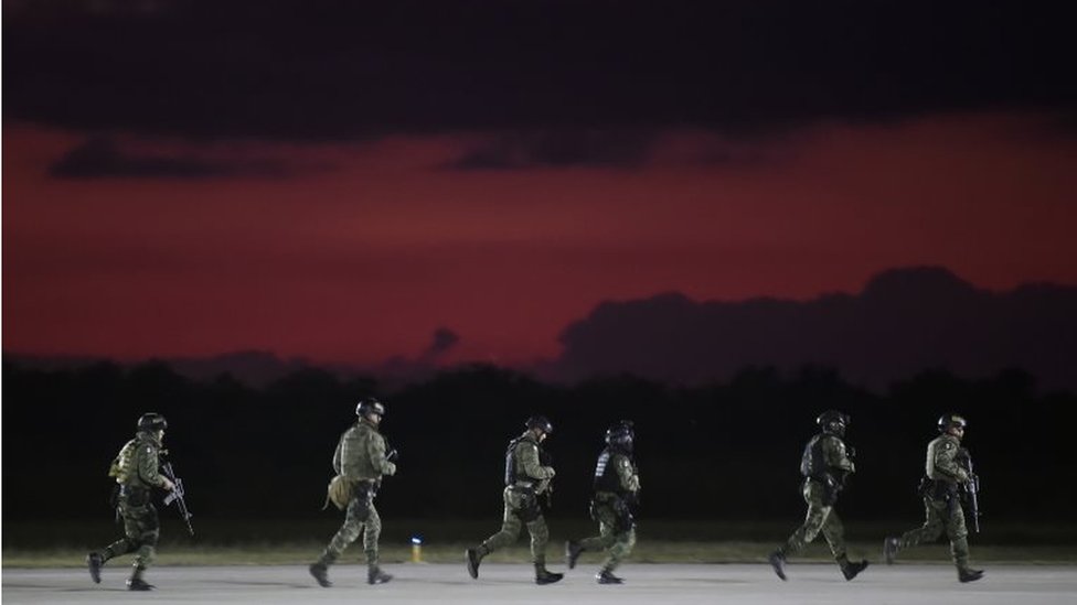 Спецназ мексиканской армии бежит по прибытии в аэропорт Кулиакан, штат Синалоа, Мексика, 18 октября 2019 г.