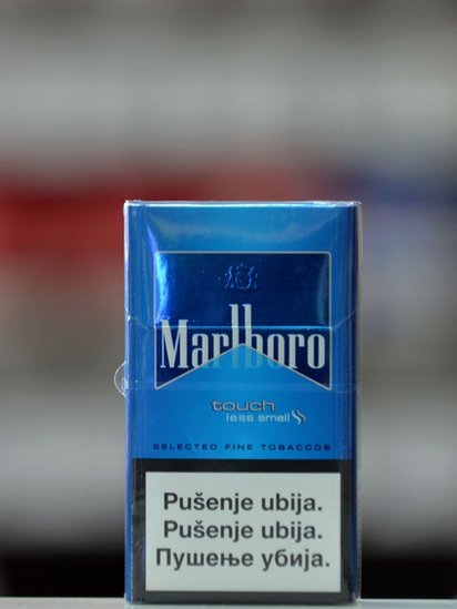 Los productos de Philip Morris se venden en 180 países del mundo. Una cajetilla de Marlboro vendida en Bosnia.