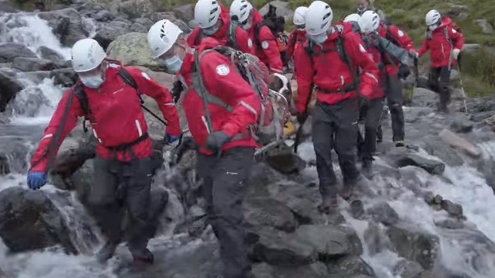 Спасатели несут Дейзи через водопад