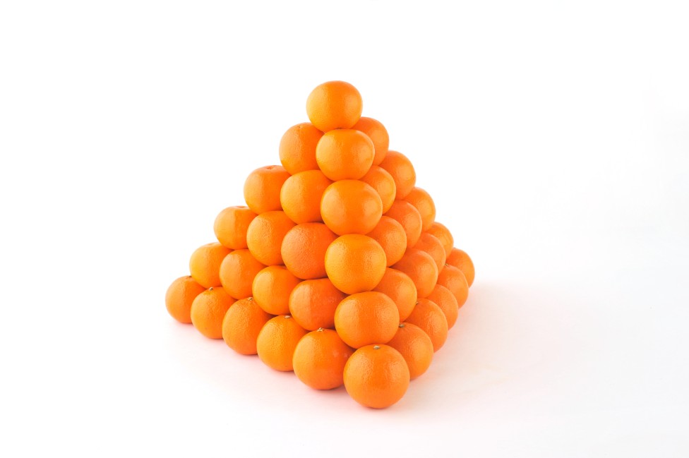 Naranjas agrupadas en forma piramidal
