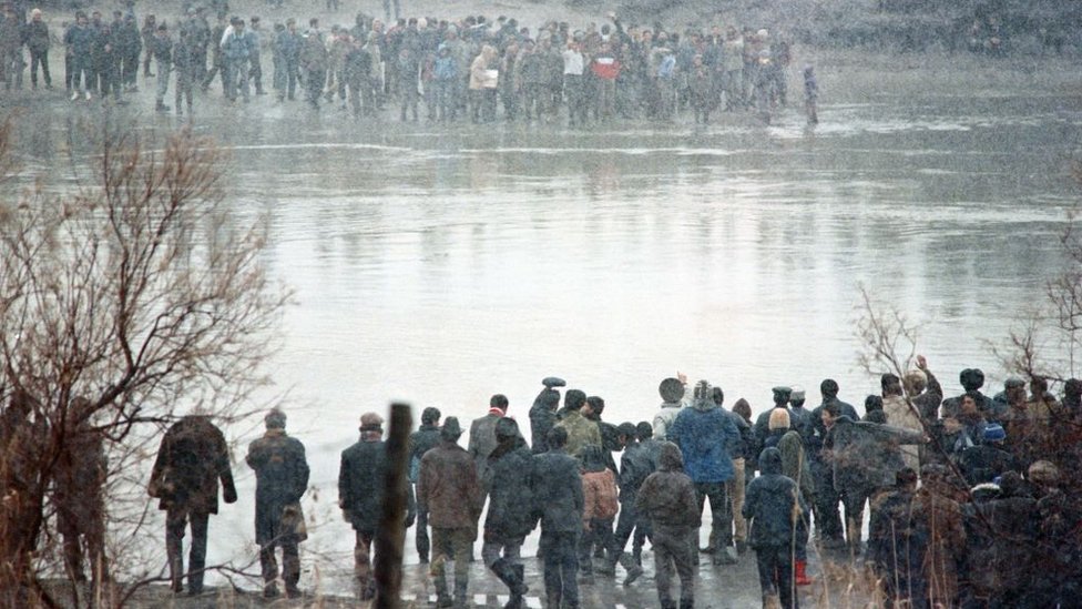Azerbaycan ve İran Azerileri, 1990'da bölgedeki savaş sürerken Aras Nehri'nin iki kıyısında birbirine el sallıyor