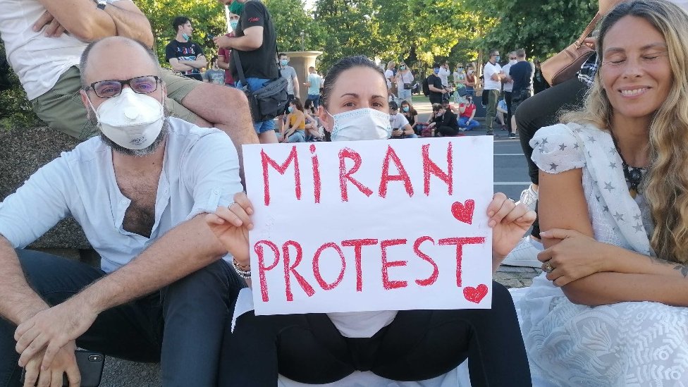 Poruka demonstranata ispred zgrade Skupštine Srbije