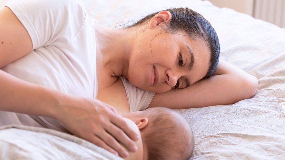 Mujer dando el pecho a su bebé