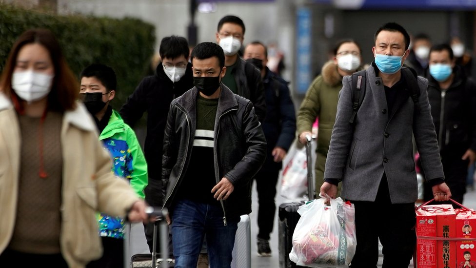 Люди в медицинских масках в Шанхае