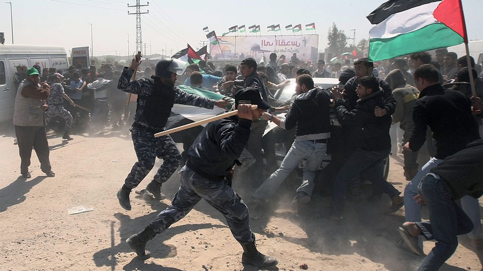قوات حماس الأمنية تضرب فلسطينيين لمنعهم من الوصول إلى الحدود مع إسرائيل (30/03/12)