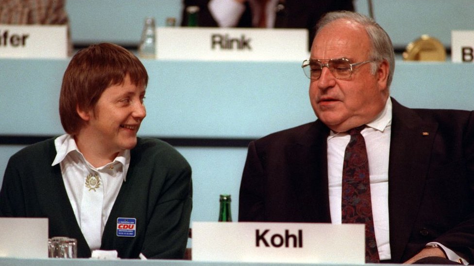 Aliados al principio, Kohl acabó pensando que Merkel la traicionó. Kohl y su recién nombrada ministra, Merkel, en una reunión de la CDU en Hamburgo en 1991.