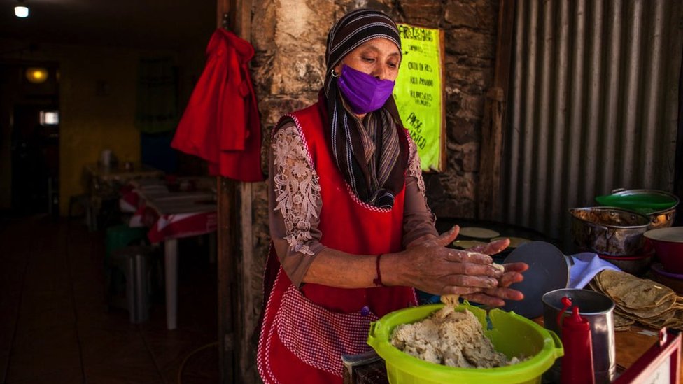 Mujer hace tortillas