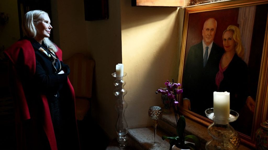 La princesa Rita Boncompagni Ludovisi frente a un retrato de ella con su esposo.