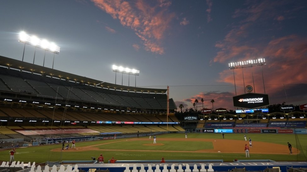 Общий вид стадиона Доджер во время показательной игры MLB между Los Angeles Angels и Los Angeles Dodger