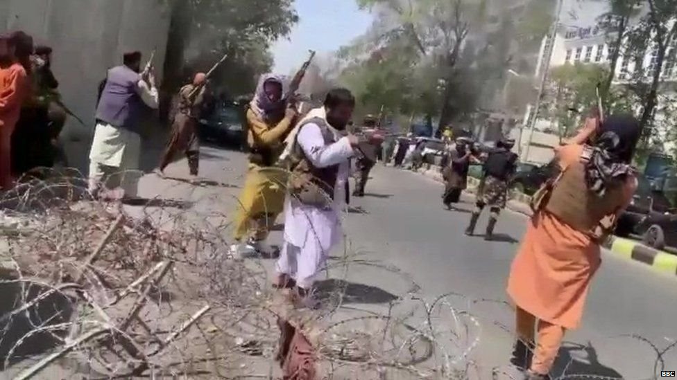 مقاتلو طالبان يطلقون الرصاص في الهواء