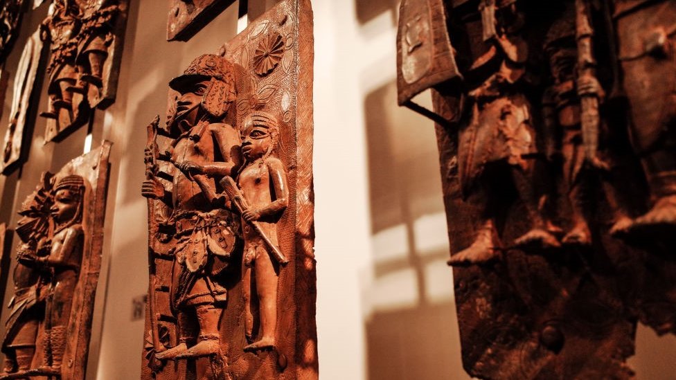Деталь спорных бляшек Бенина демонстрирует (более известная как бронзы Бенина) в Британском музее в Лондоне, 2013.