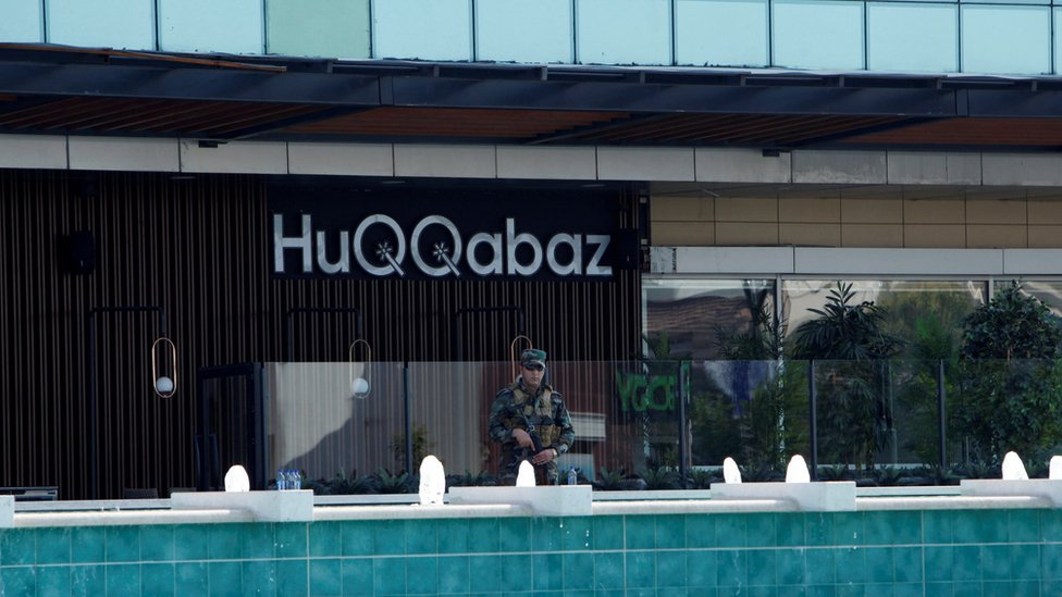 Курдский охранник охраняет ресторан, где произошло нападение в Эрбиле