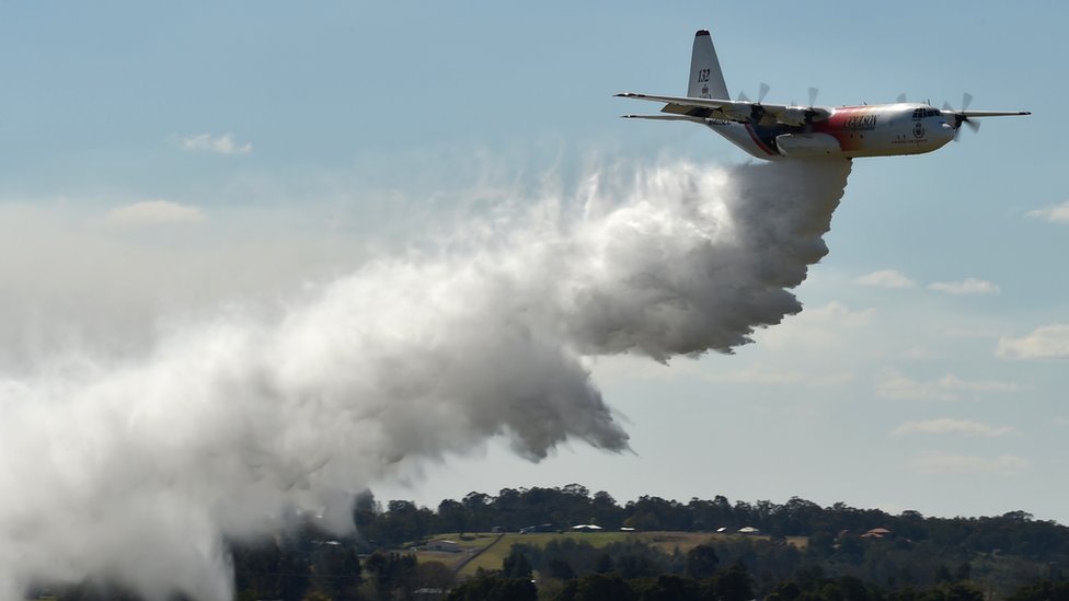 Большой воздушный танкер Hercules C-130 штата Новый Южный Уэльс сбрасывает воду во время учений над западным Сиднеем в 2017 году