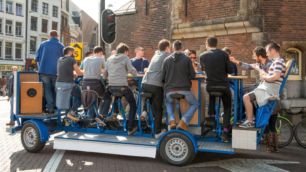 Amsterdam bans bikes amid complaints - BBC News