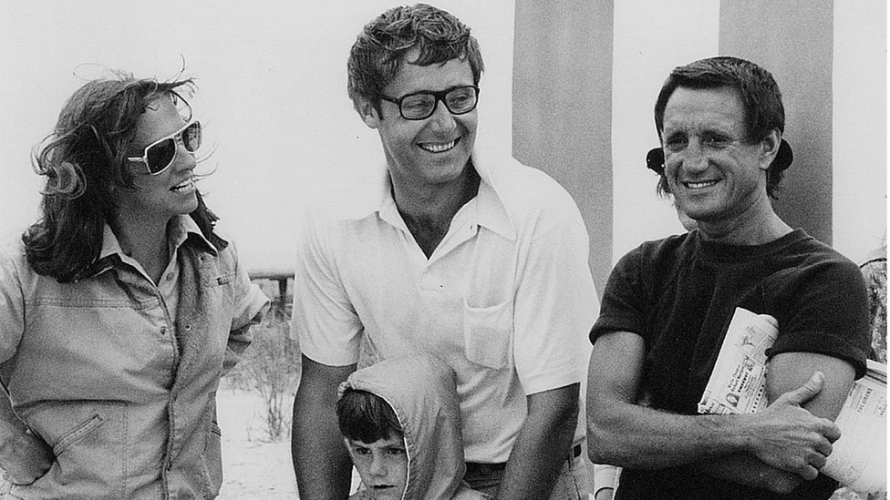 Peter Benchley (centro) con su esposa Wendy y el actor Roy Scheider en el set de "Tiburón"