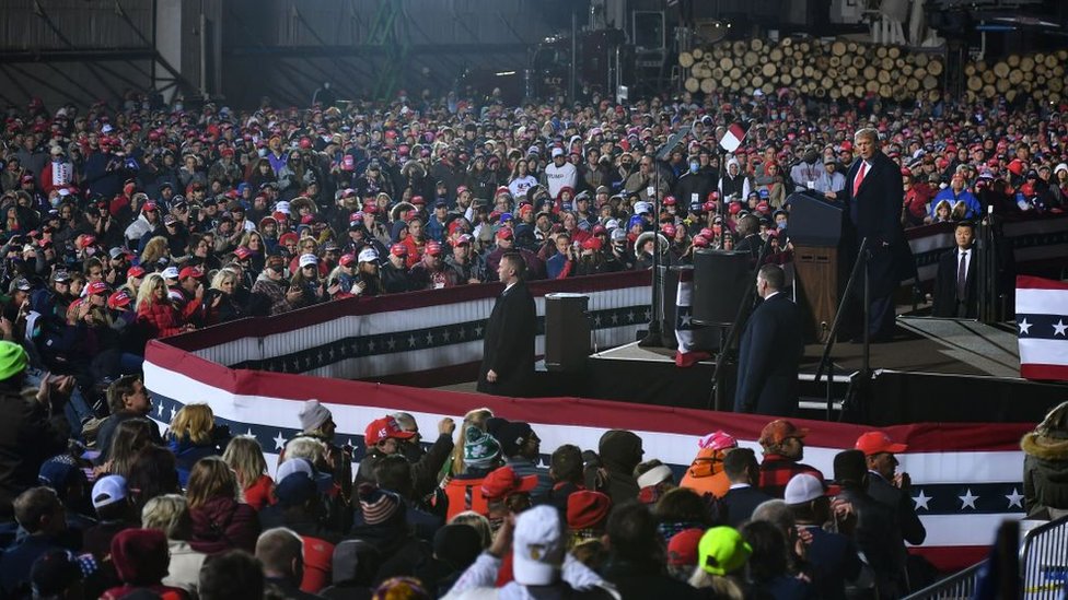 Немногие участники были в масках на митинге Трампа в Дулуте